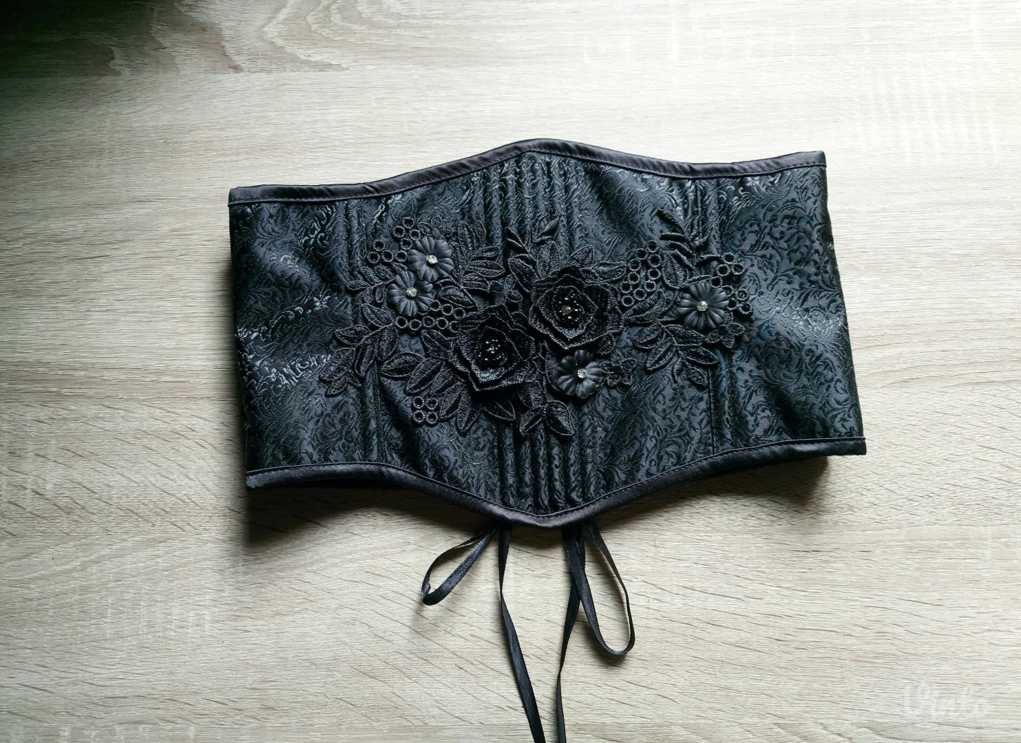 Damast korset sa čipkom