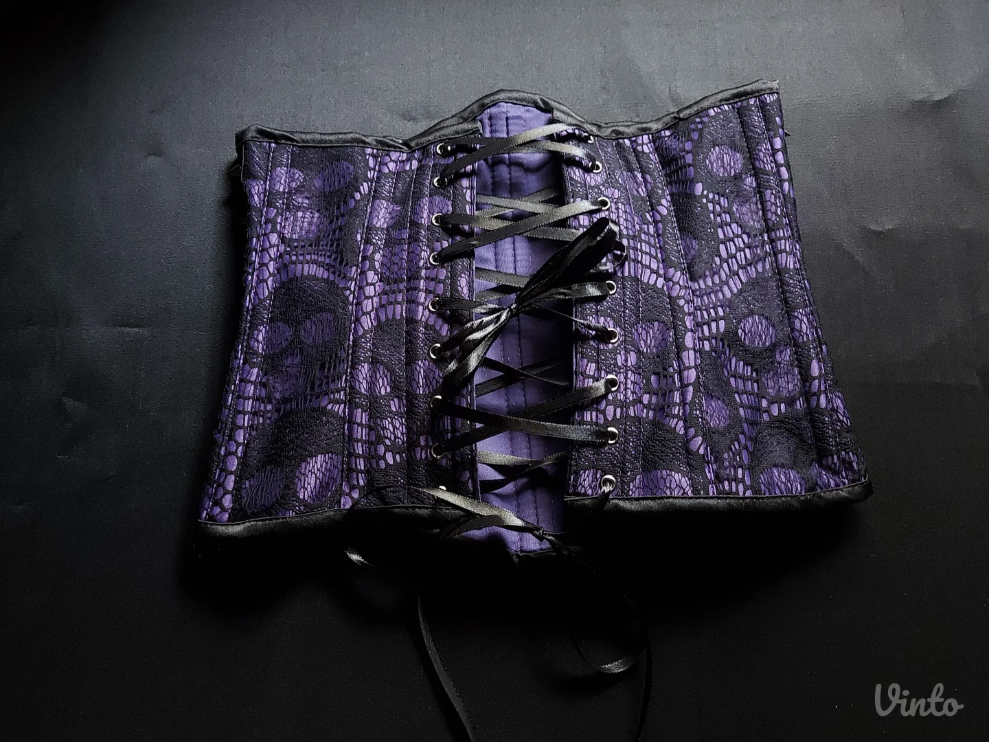 Ljubičasti korset sa lobanjama