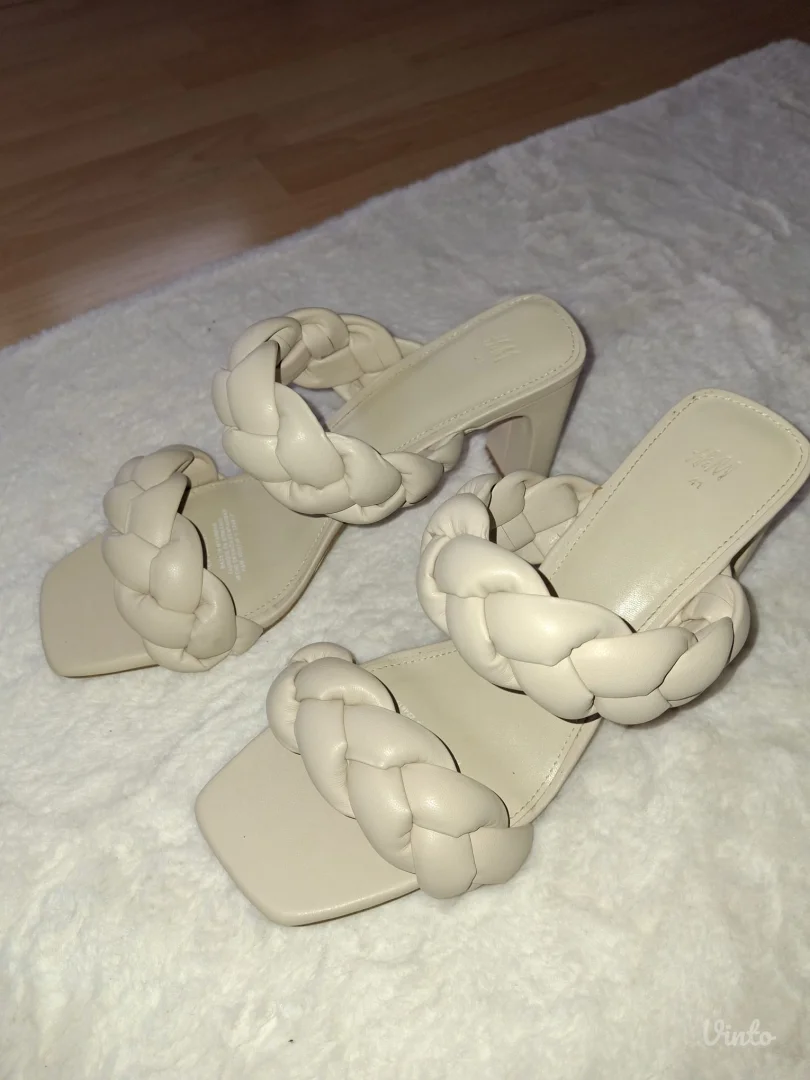 Elegantne bež papuče na štiklu