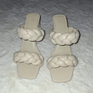 Elegantne bež papuče na štiklu