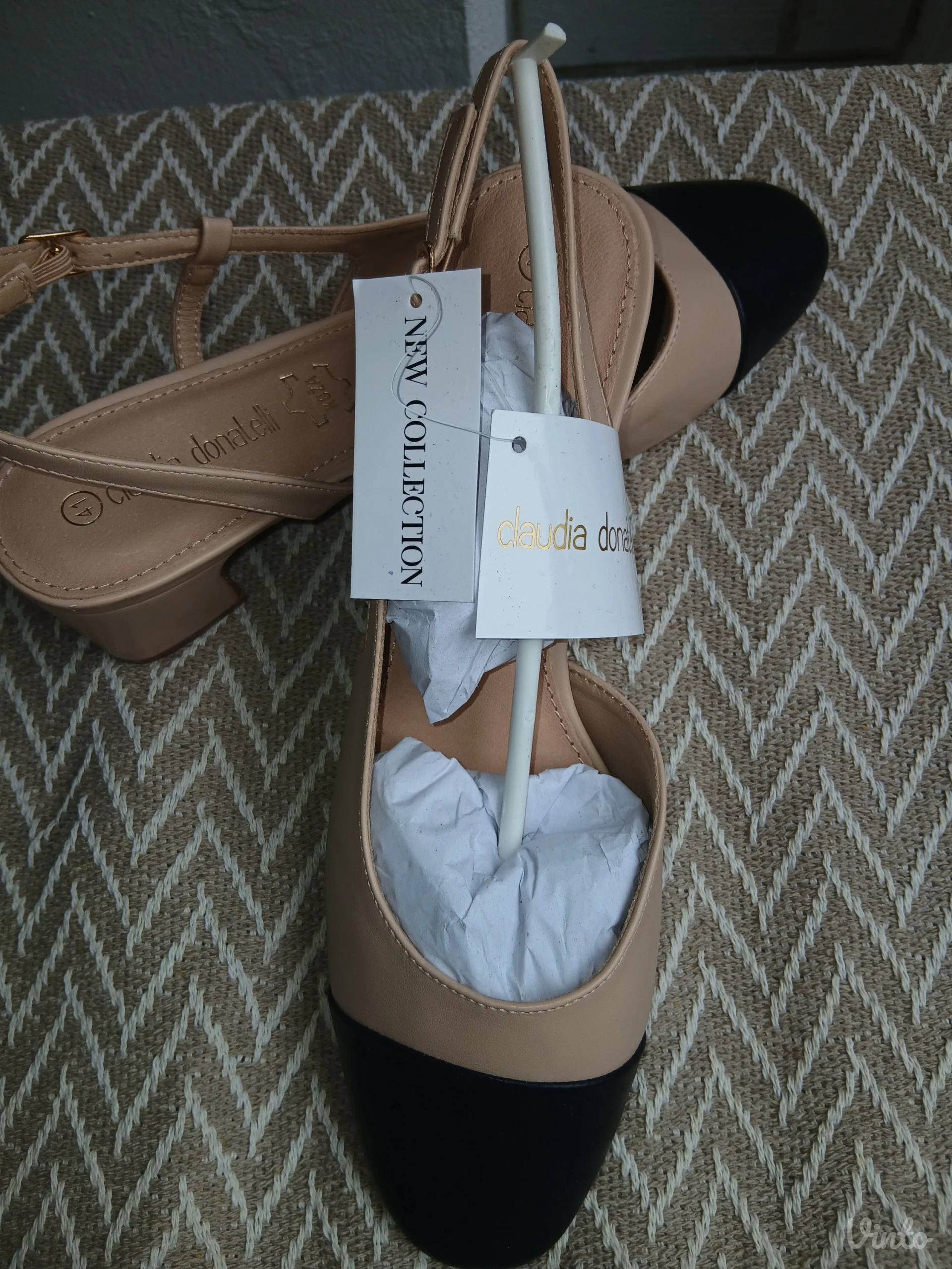 Sandale nove