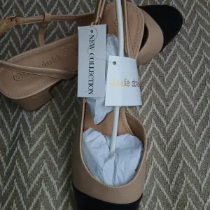 Sandale nove
