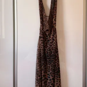 Ženska haljina sa otvorenim leđima