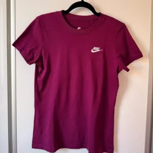 Nike ženska majica S- kao novo