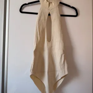 Zara bodi otvorenih leđa