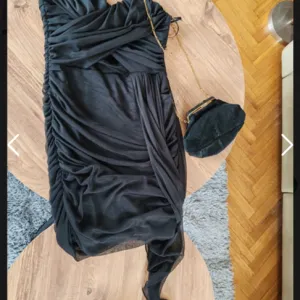 Rare elegantna crna haljina