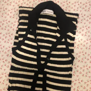 Bershka haljina golih leđa