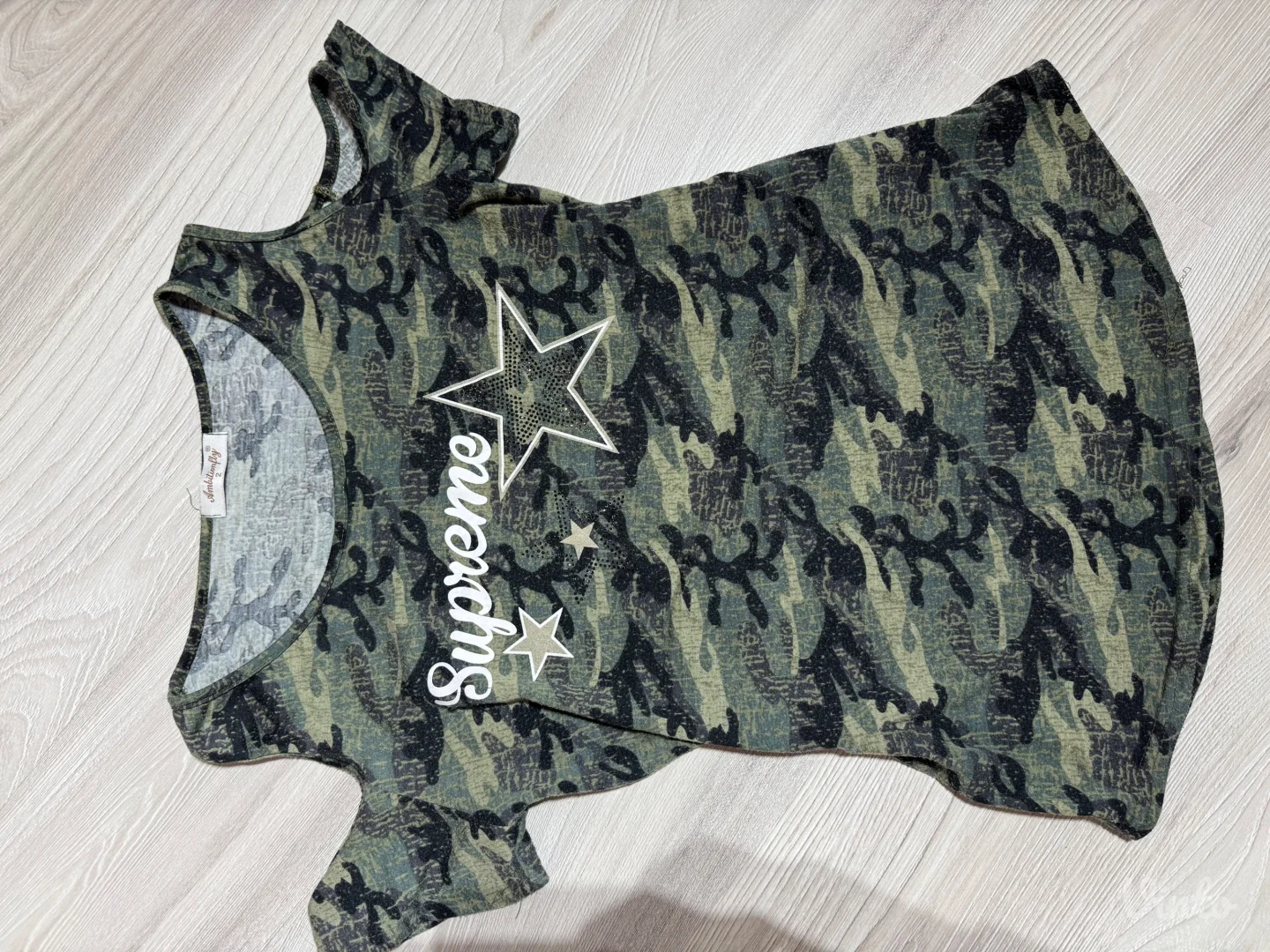 Majica sa zelenim printom