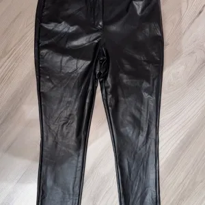 Nove kožne farmerke