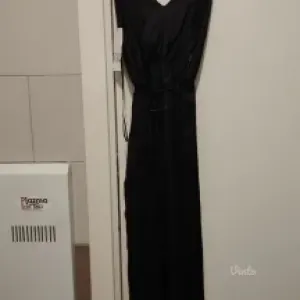 Zara Satenski kombinezon nabranog efekta novo