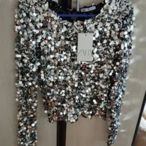 Zara bluza sa krljuštima novo