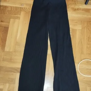 Zara rebraste pantalone