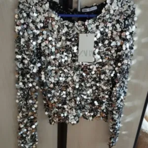 Zara bluza sa krljuštima novo