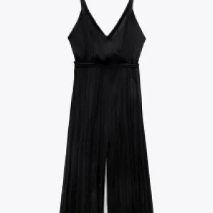 Zara kombinezon novo