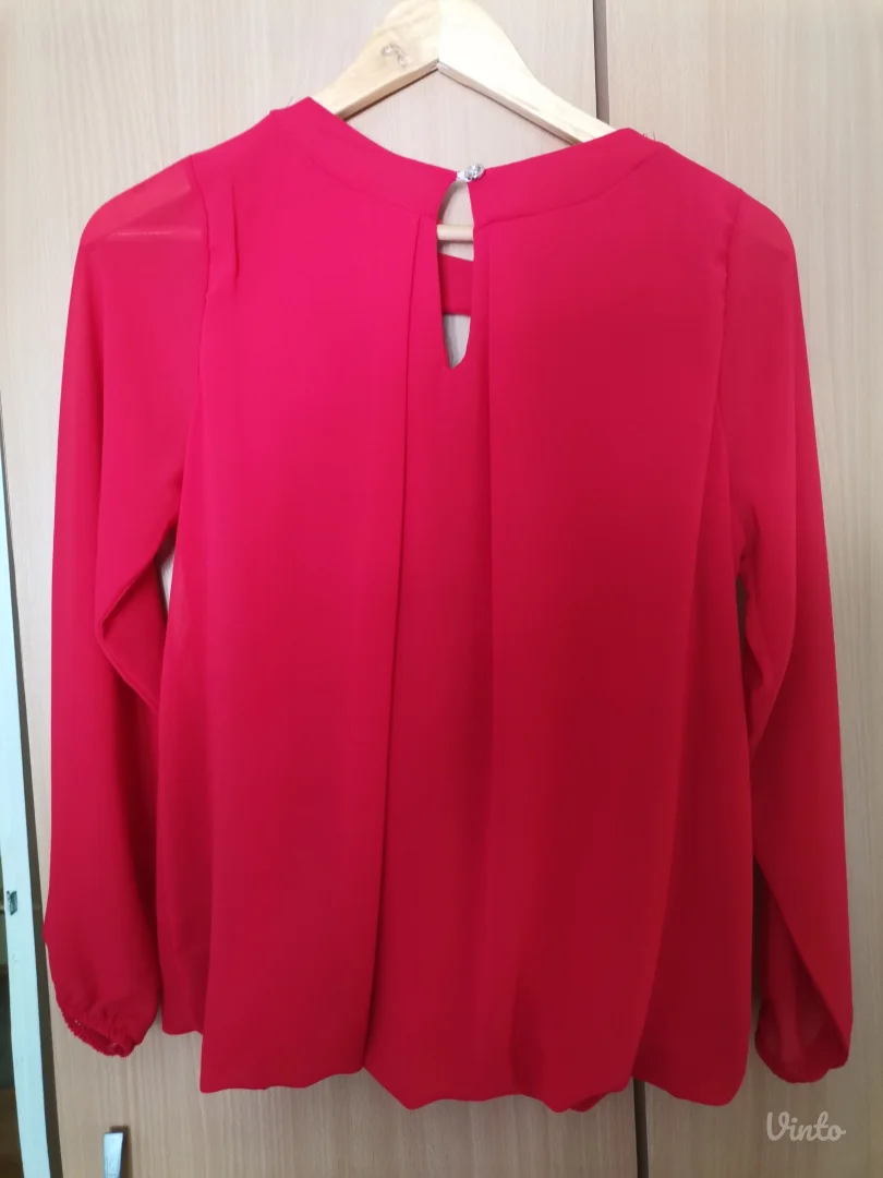 Crvena bluza (poklon uz kupovinu)