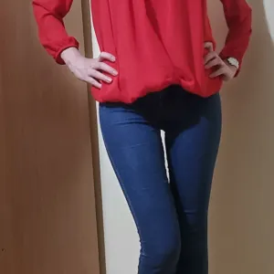 Crvena bluza (poklon uz kupovinu)