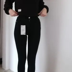 Zara sculpt farmerke xxs novo