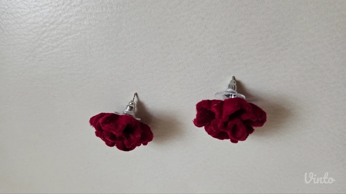 Atraktivne velved flower stud minđuše, novo