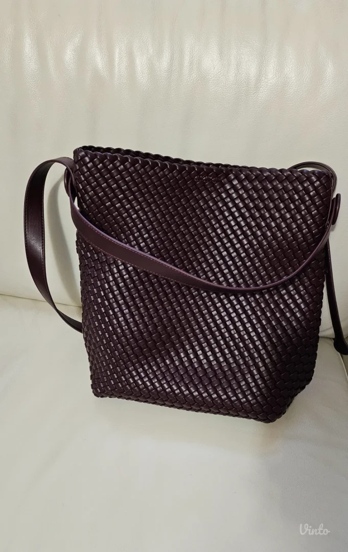 Kožna pletena bucket bag sa neseserom, hobo