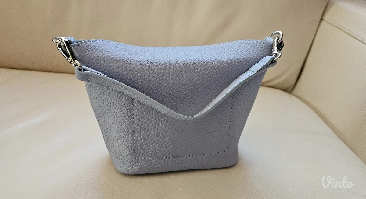 Kožna crossbody bucket baby blue torba