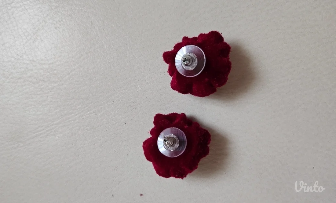 Atraktivne velved flower stud minđuše, novo