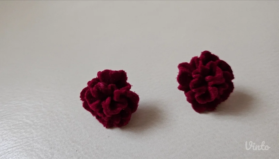 Atraktivne velved flower stud minđuše, novo