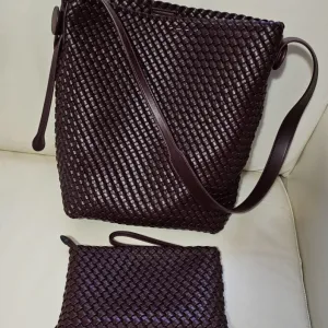 Kožna pletena bucket bag sa neseserom, hobo
