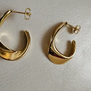 Atraktivne nove hoop twisted minđuše, zlatna boja