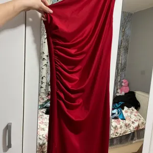 Crvena haljina