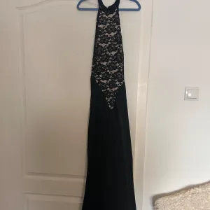 Crna elegantna haljina