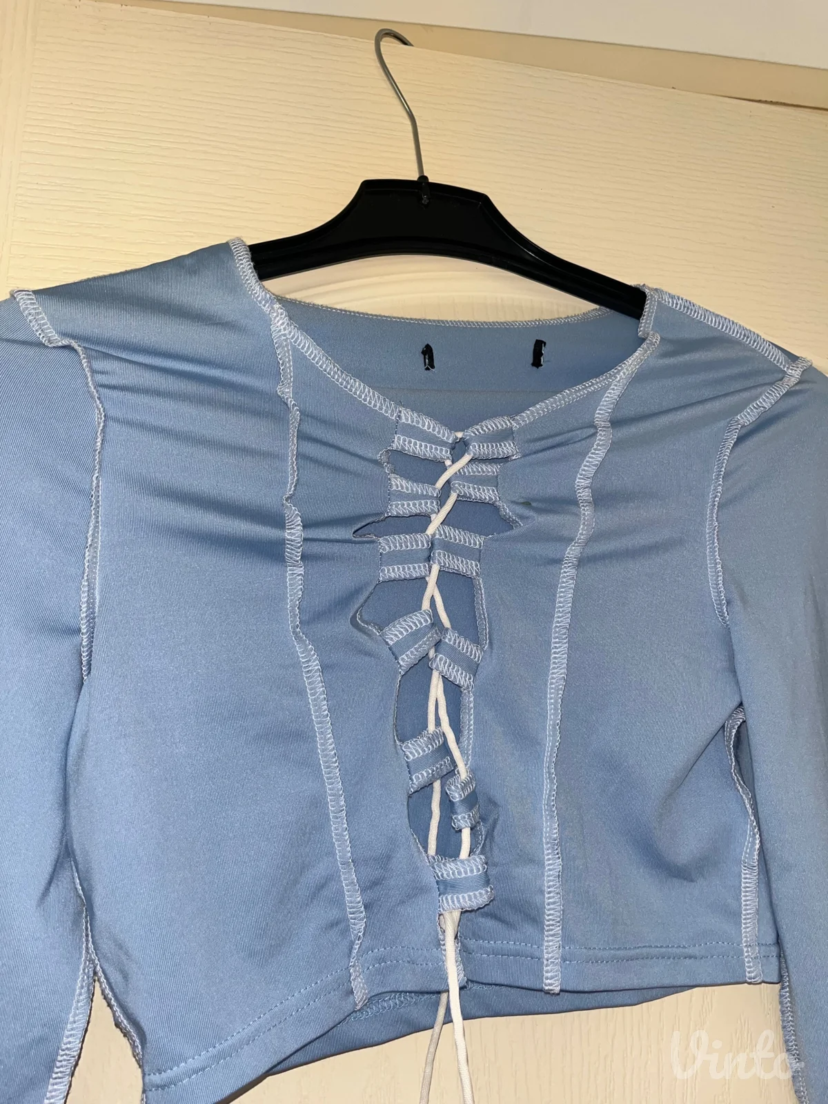 Plavi crop top sa vezivanjem – Moderan i atraktivan
