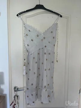 Lagana letnja haljina sa detaljima od čipke i šljokica