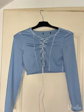 Plavi crop top sa vezivanjem – Moderan i atraktivan