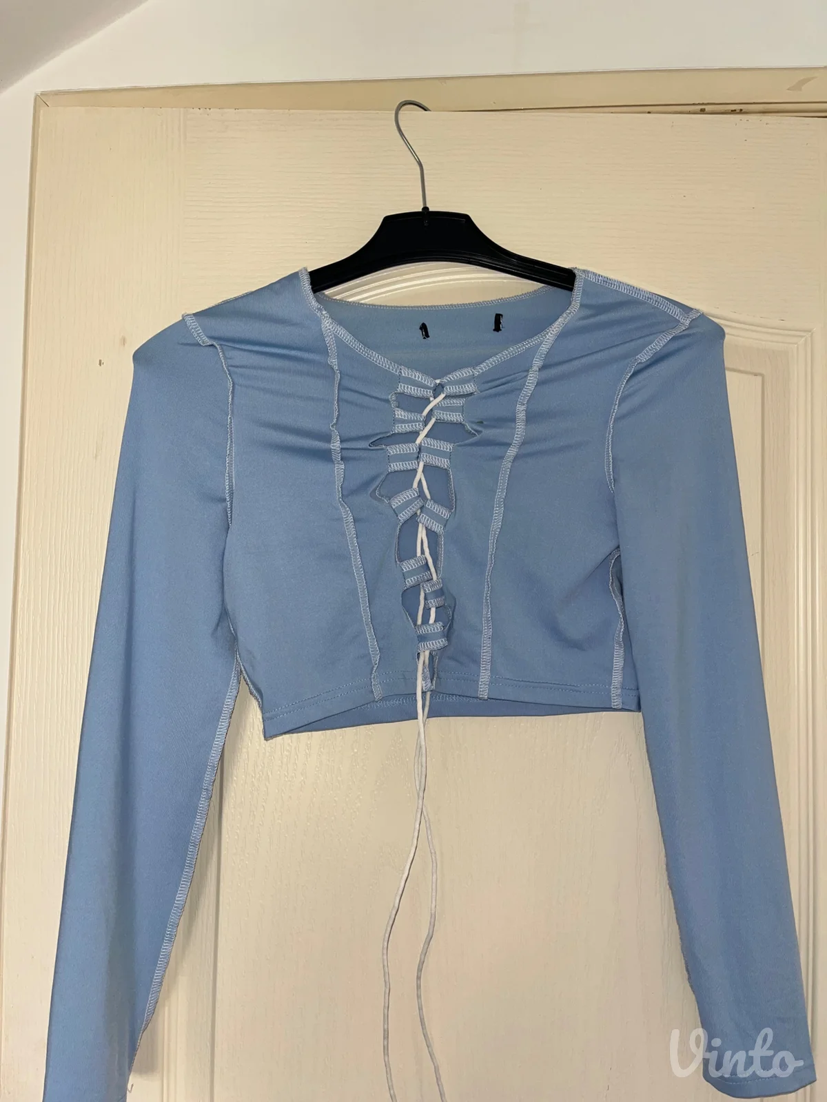 Plavi crop top sa vezivanjem – Moderan i atraktivan