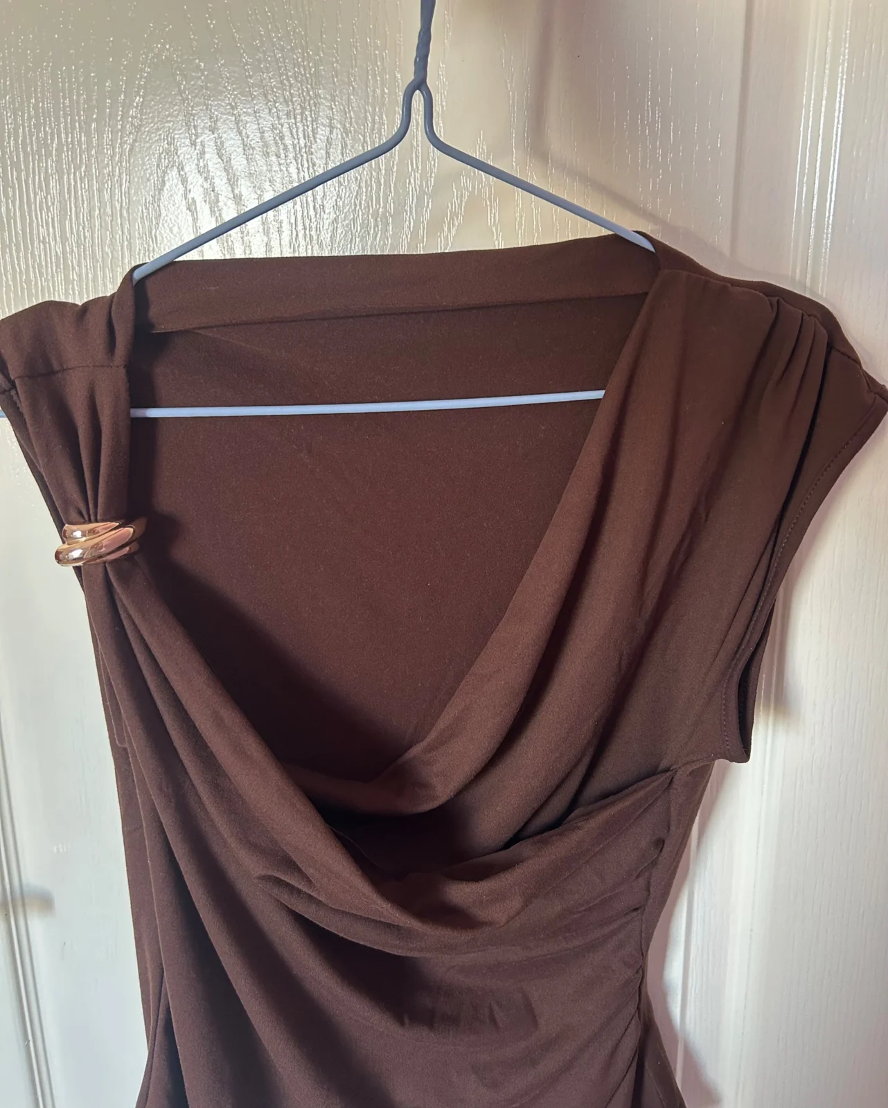 Braon majica sa zlatnim detaljem