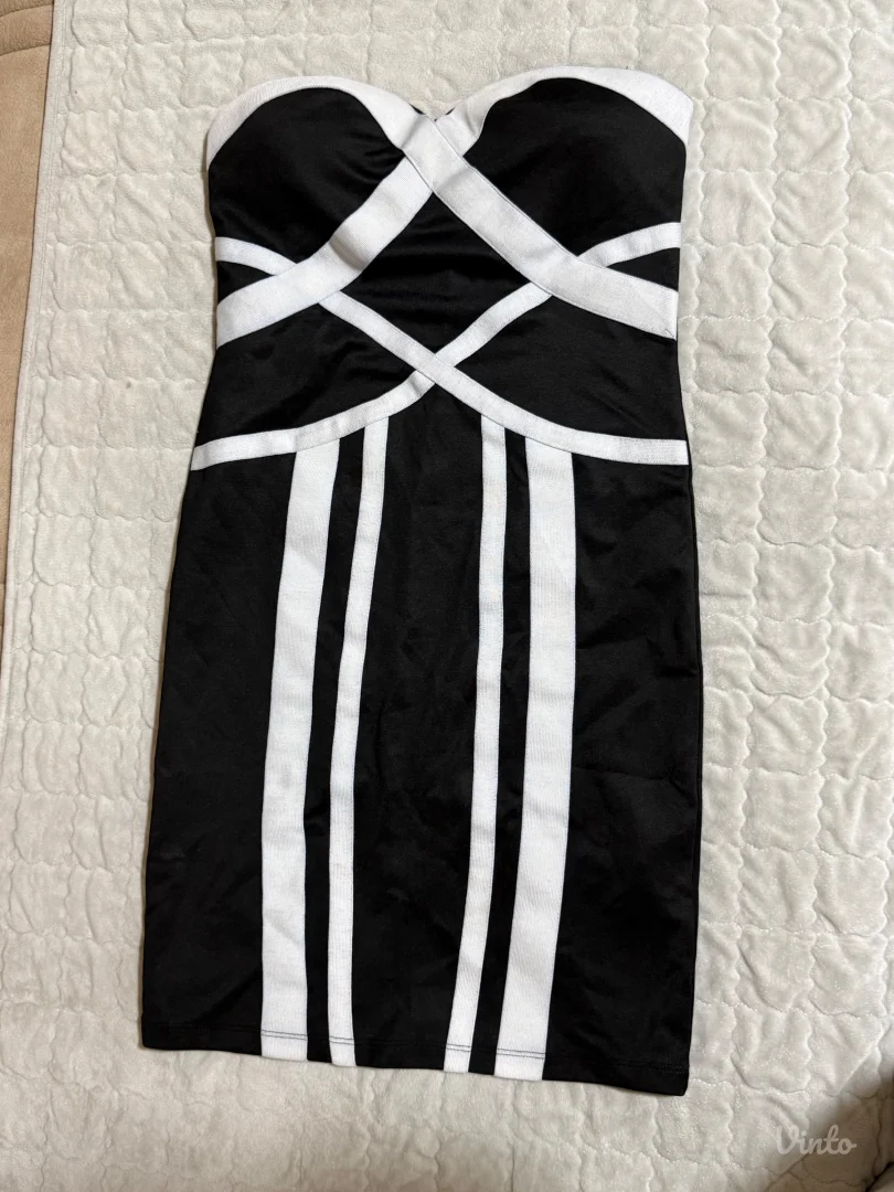 Crna haljina sa prugama