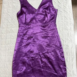 Ljubicasta satenska haljina