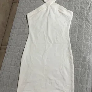 Haljina sa ukrstenim brtelama