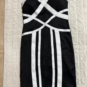 Crna haljina sa prugama