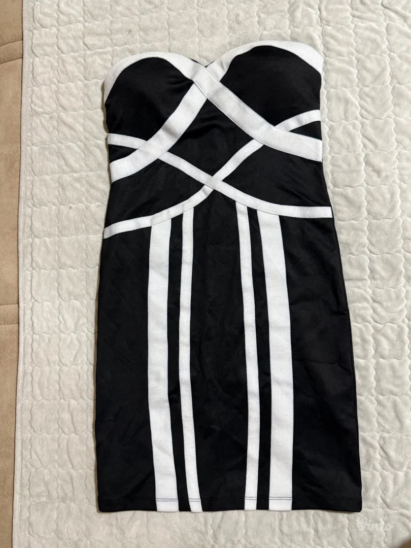 Crna haljina sa prugama