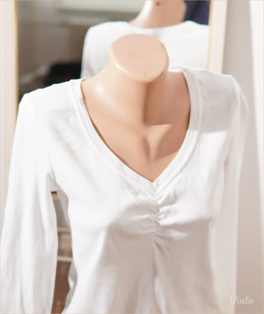 4.5. Bela pamučna majica sa V izrezom M