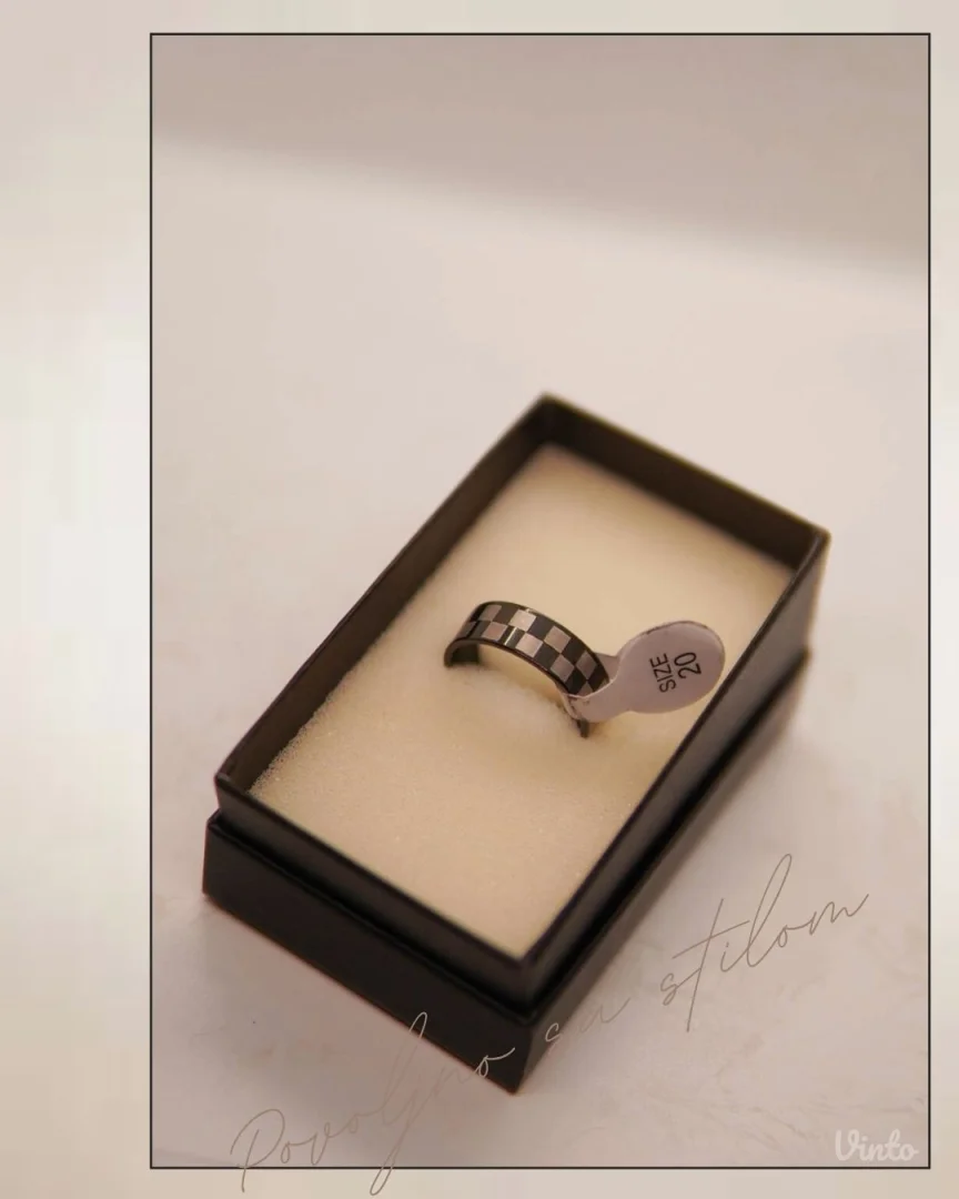 9.6.5.20. Nov crni muški prsten šah stil