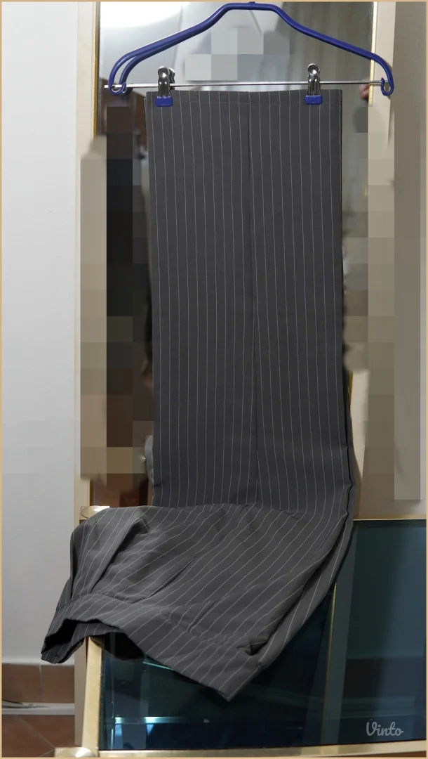 5.4.2. Sive elegantne pantalone sa štraftama M