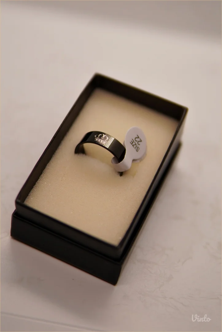 9.6.2.22. Nov crni muški prsten sa motivom krune