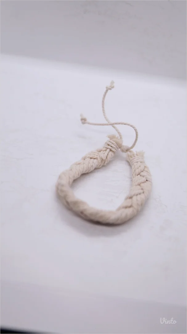 9.7. Muška krem pletena narukvica