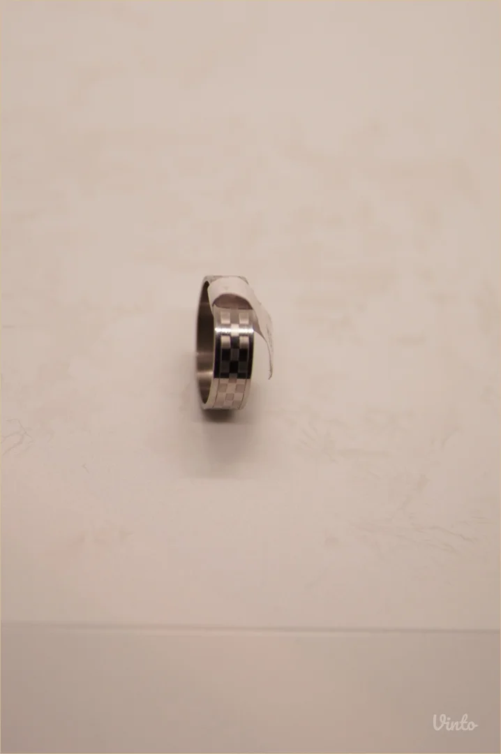 9.6.16.22. Nov prsten sa elegantnim detaljima