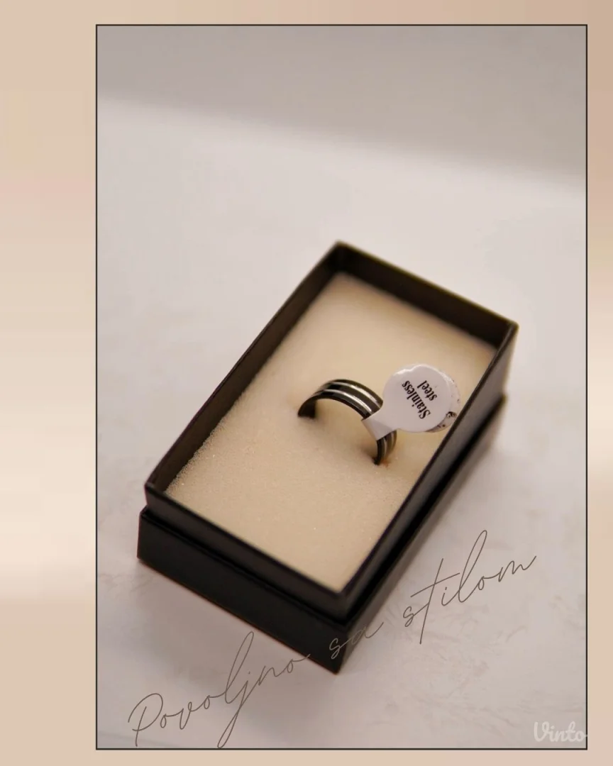 9.6.3.19. Nov crni muški prsten sa srebrnim linijama    (1)