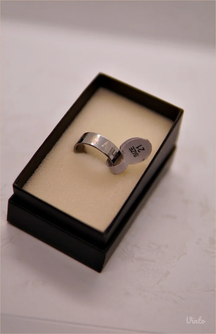 9.6.15.21. Nov muški prsten elegantnog dizajna