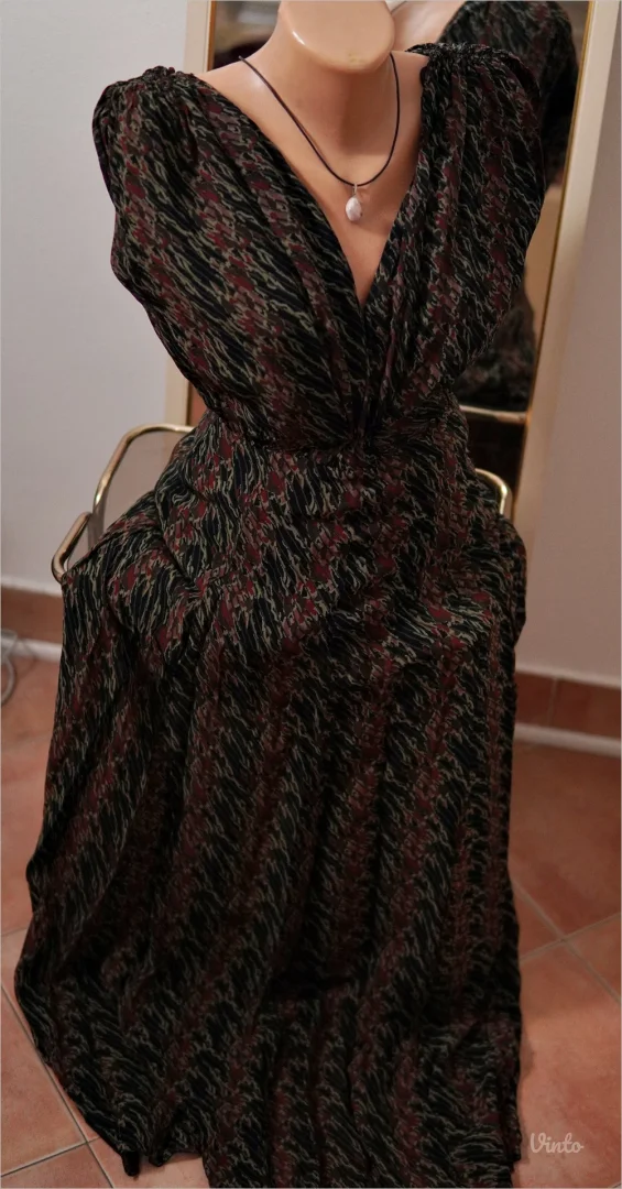 1.5. Elegantna haljina sa dubokim izrezom M