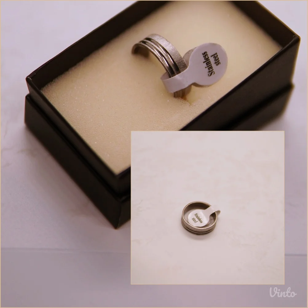 9.6.17.21. Nov muški prsten sa linijskim detaljem